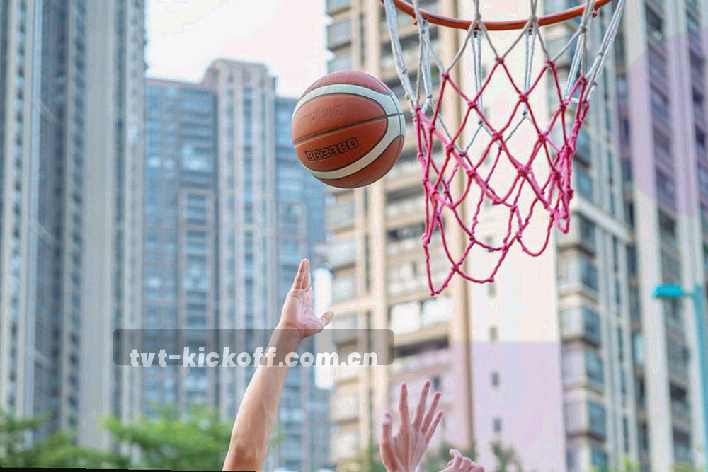 白板上的战术线条与磁贴局部，画面简洁，冷色调